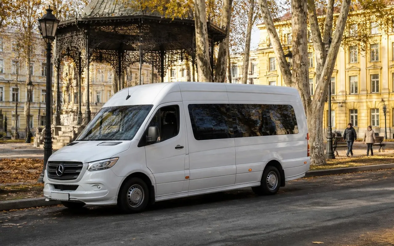 Bijeli minibus za prijevoz svatova u centru Zagreba